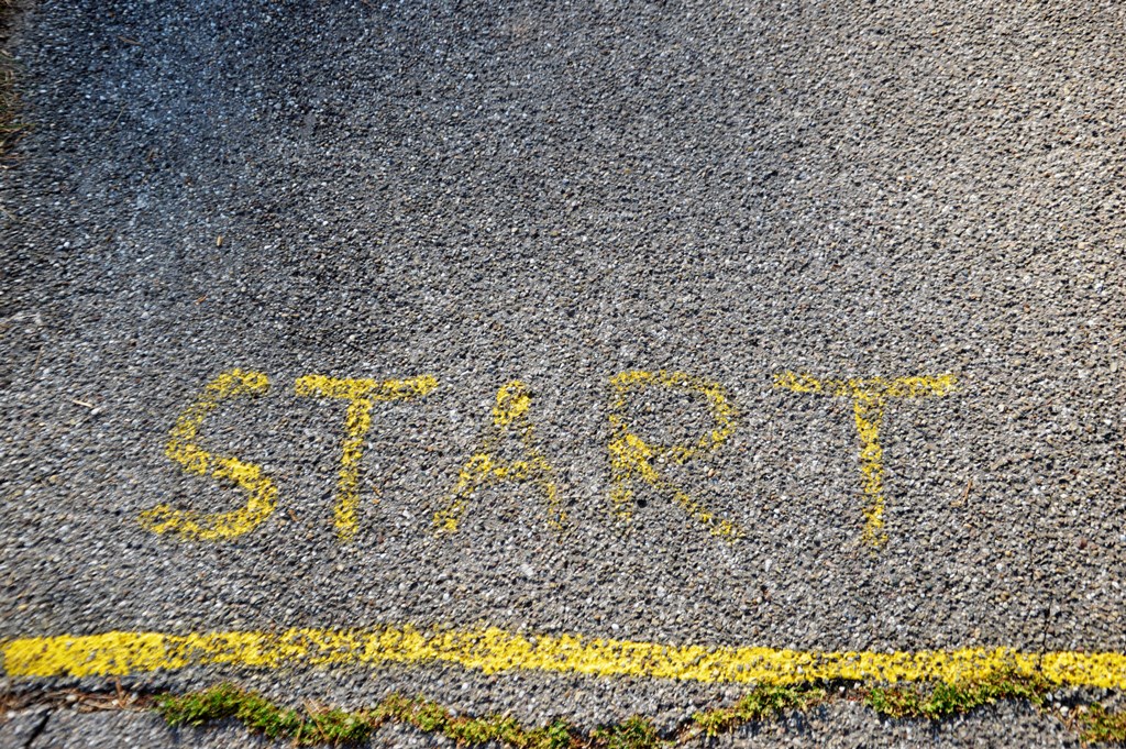 Die Buchstaben START auf Asphalt. Symbol für Beginn. Copyright: Alexandra Großer